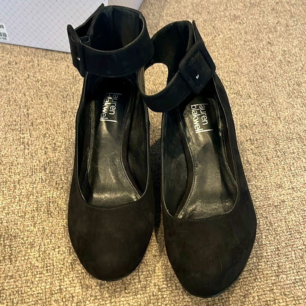 Women’s size 8 wedge heel shoe.